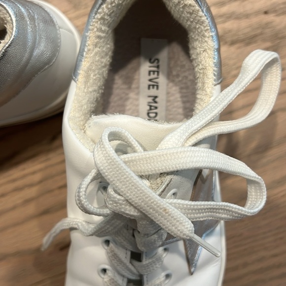 Metallic Star Sneaker White and Silver Steve Madden - Picture 3 of 9